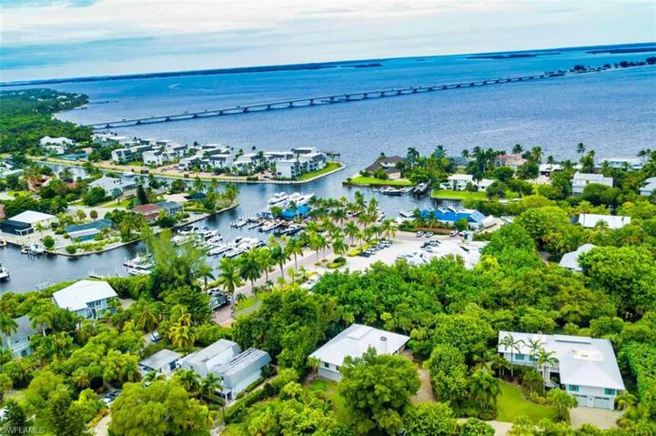 Close_to_the_marina_and_restaurant
