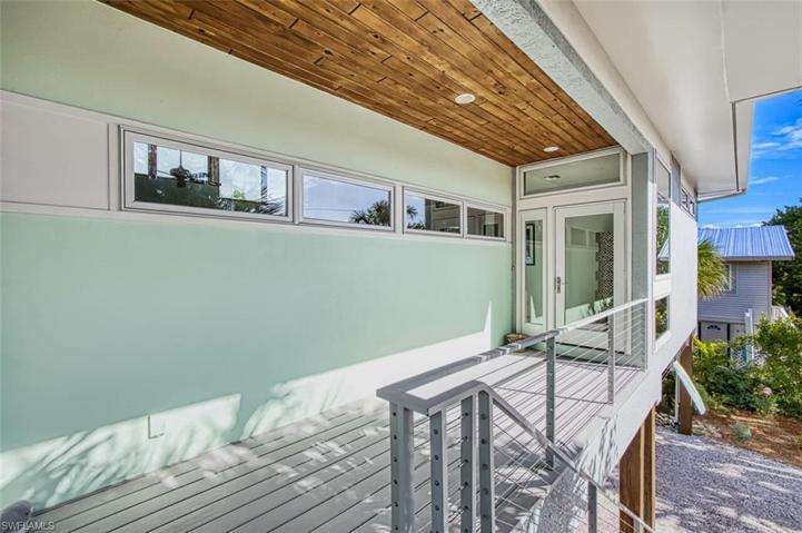 Front_porch_and_entry