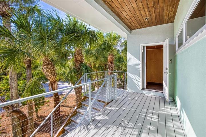 Front_porch_and_elevator