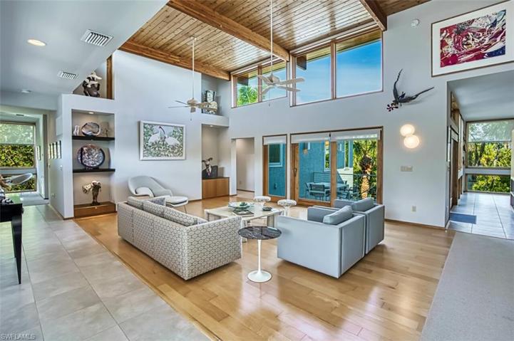 Sunlit_great_room