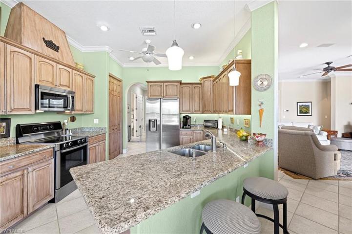 Breakfast Bar/Kitchen