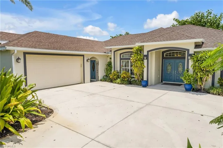 Ranch-style house featuring a garage