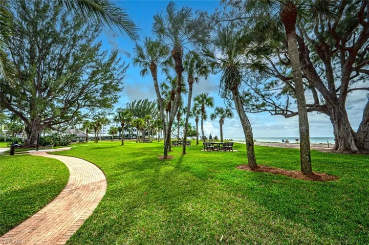 Grand stroll through Moorings Park.