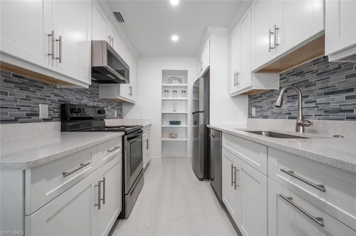 What a magnificent kitchen! Quartz counters that sparkle!