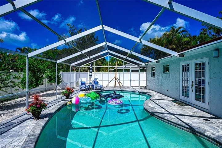 Pool has a cage to keep bugs out!