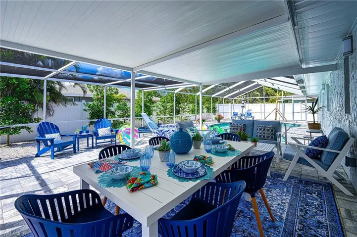 6 person eating space out doors that is covered!