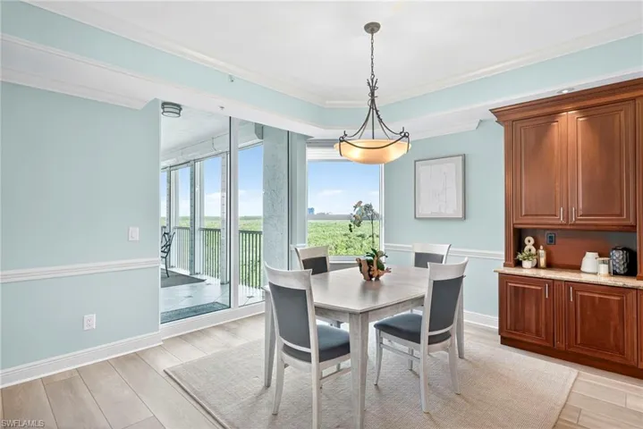 Breakfast Area opens to Lanai