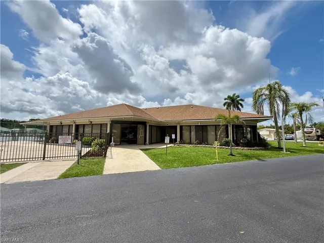 Ranch-style home with driveway