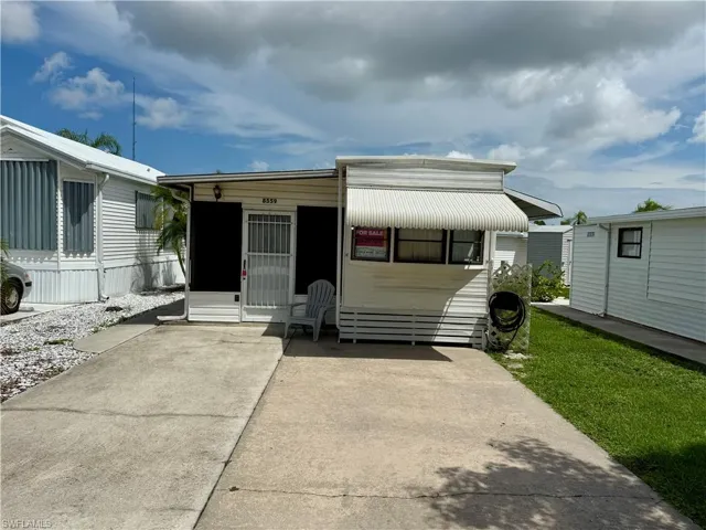 View of manufactured / mobile home