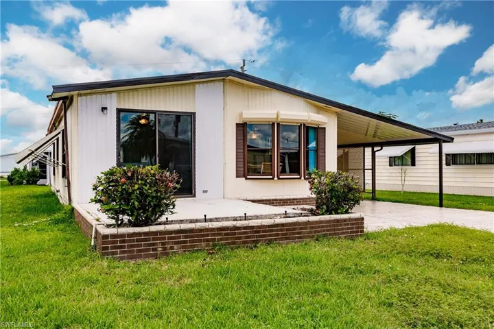 Manufactured / mobile home with a front lawn