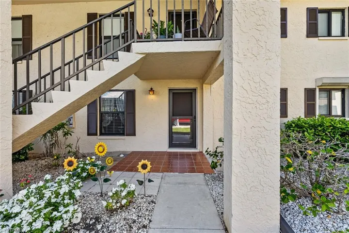 Entrance to property with a balcony