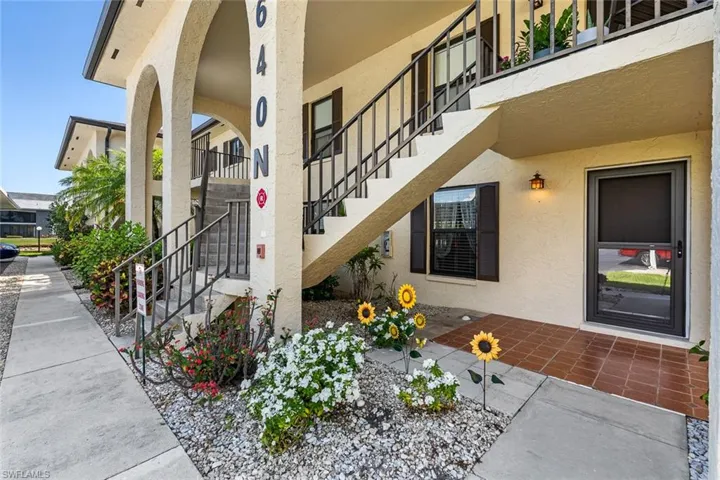 Property entrance with a balcony