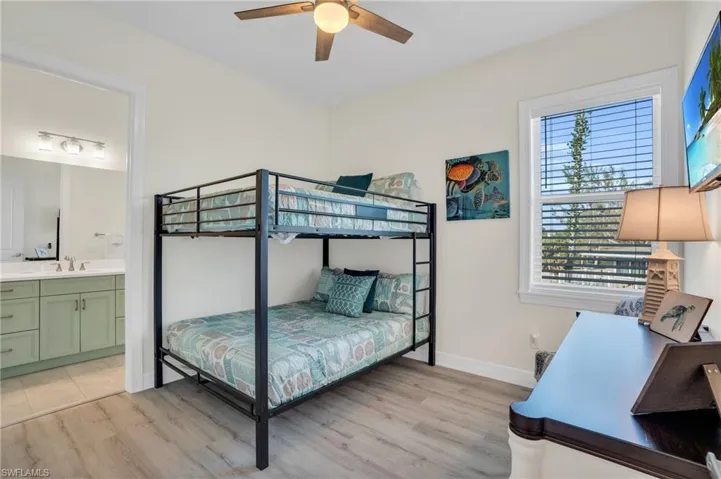 Ensuite guest bedroom 2 QUEEN SIZE bunk beds