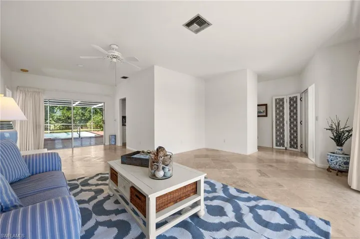 Living Room/Dining Area