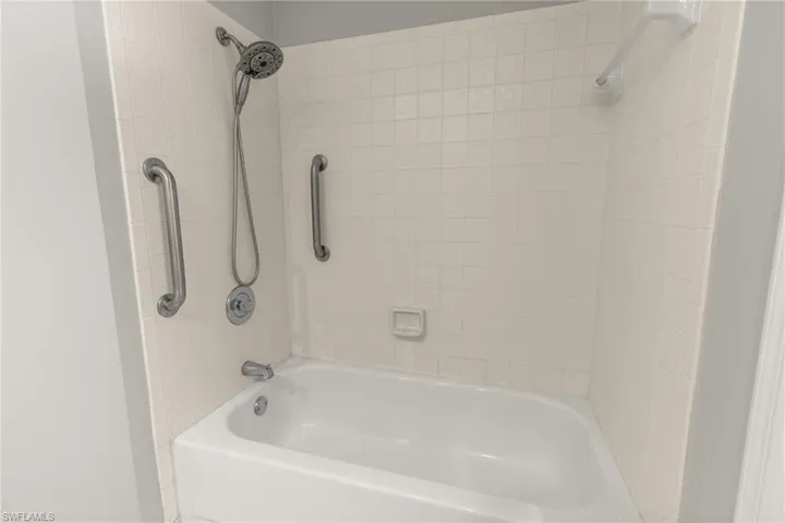 Bathroom with tiled shower / bath