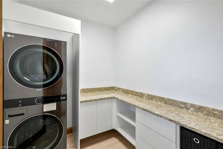 Master level Laundry / Closet