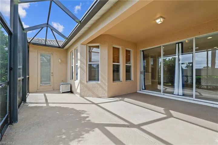 Enjoy Dinners or Morning Coffee in the screened Lanai