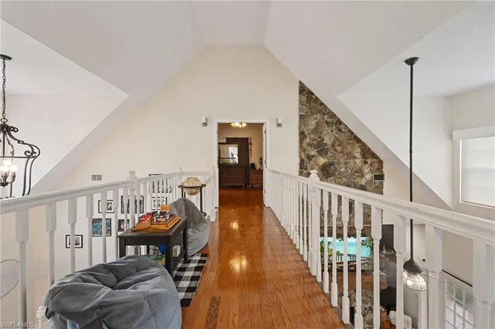 Catwalk between 2 split bedrooms