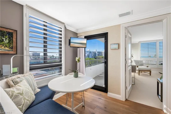 Cozy banquette offers an ideal space for breakfast as well as a view to the west.