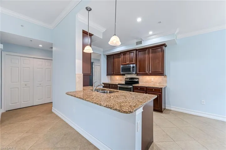Kitchen with snack bar