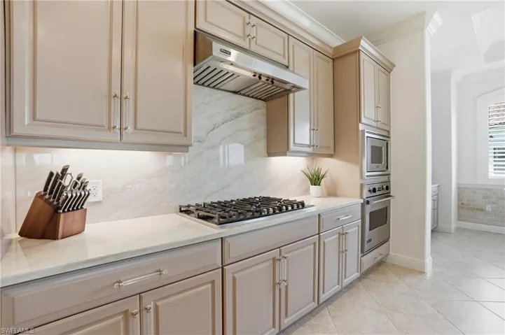 2543 Marquesa Royale Ln #4-302, Naples, Florida 34109