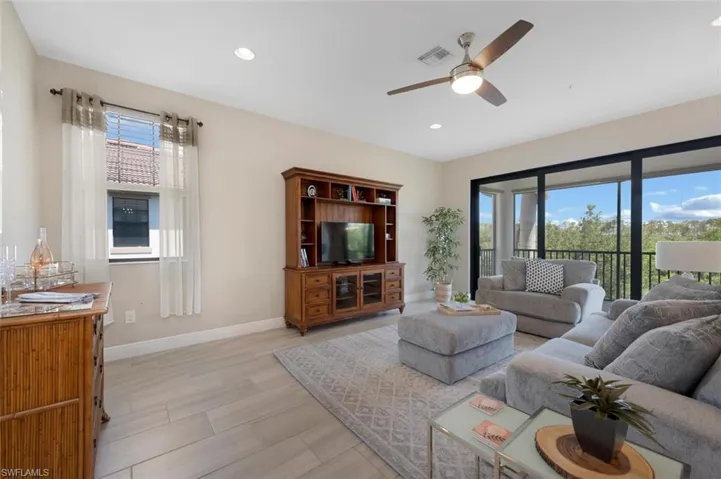 Light-filled iving room