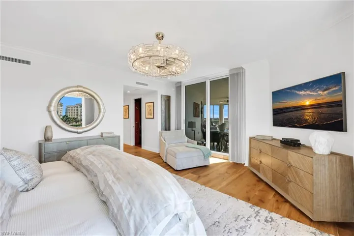 This elevated en-suite has access to the lanai