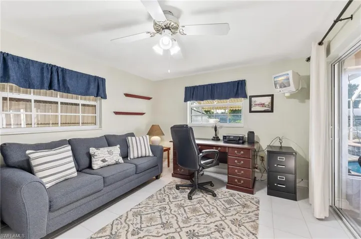 Guest Bedroom/Den with Access to Lanai
