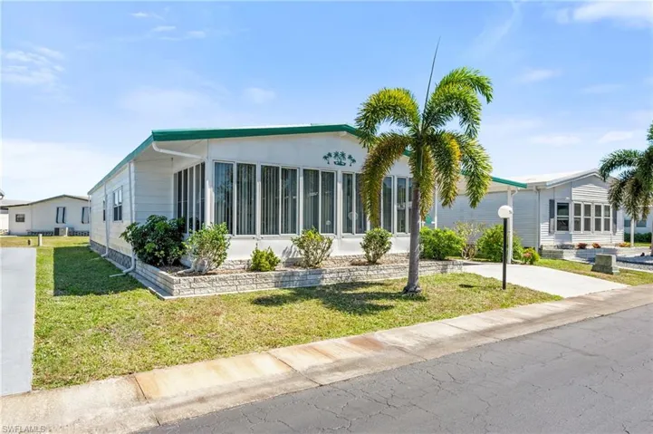 Manufactured / mobile home featuring a front lawn