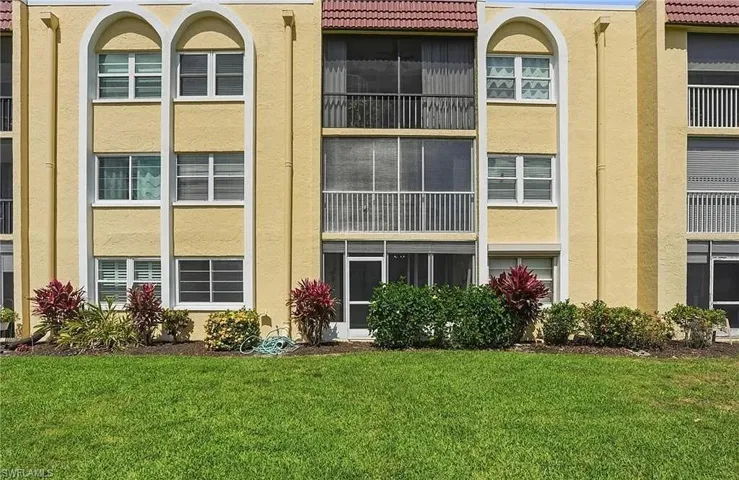 1085 Forest Lakes Dr 8102, Naples, Florida 34105