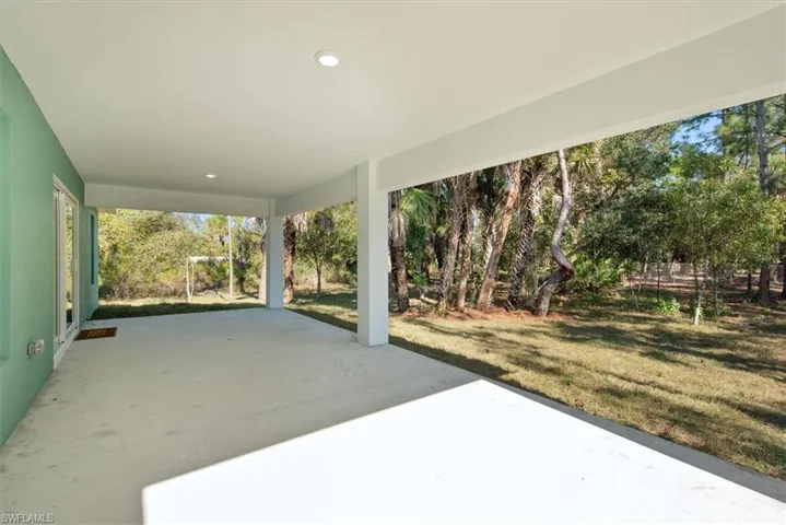 Wow, this is a very large back lanai. Lots of room to spread out on this 28 x 12 lanai