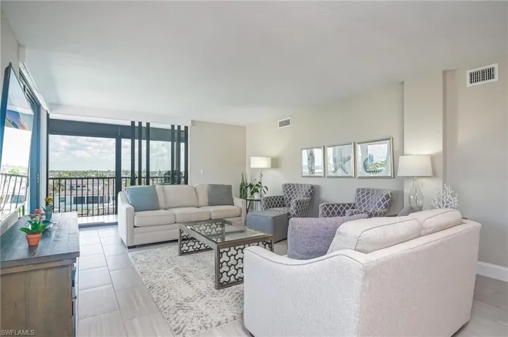 L-shaped lanai along the back of the great room