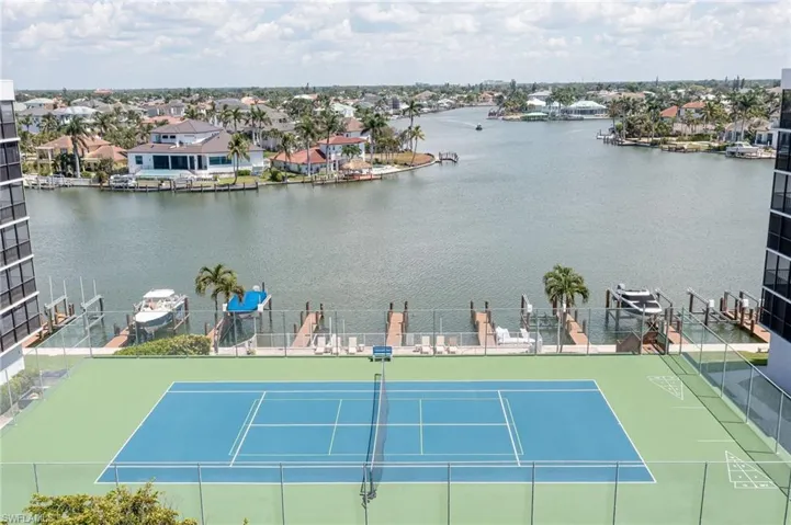 Play tennis with views