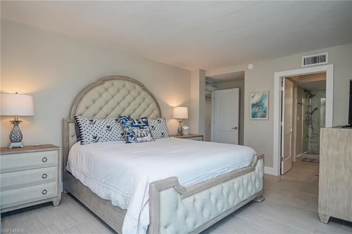 Relaxing ensuite primary room