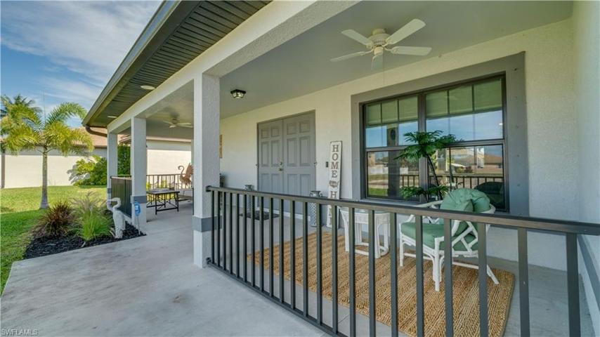 Front porch also has 2 ceiling fans to enhance a breeze!