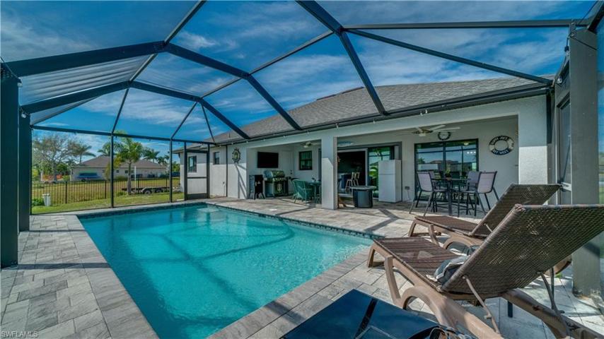Large covered lanai space for shaded dining and entertaining!