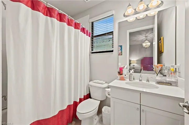 Upstairs guest bath