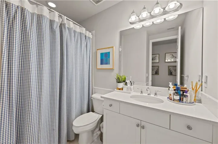 Upstairs guest bath