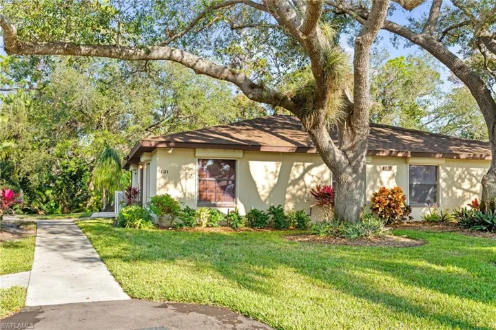 View of front of house featuring a front lawn