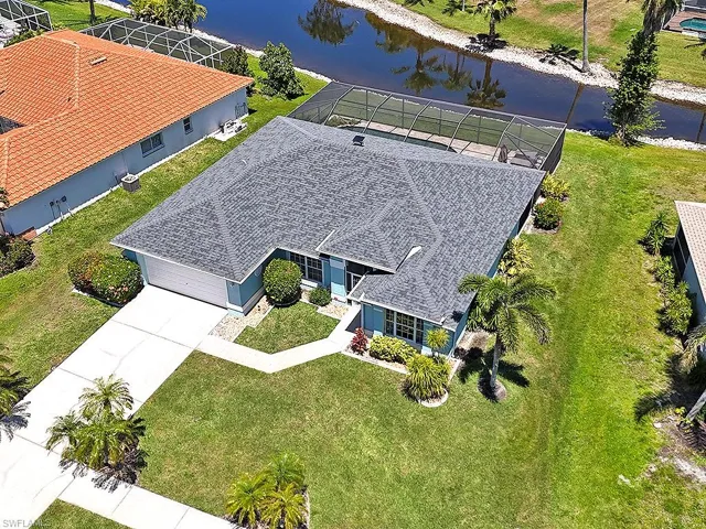 Aerial - Front Right & Water view