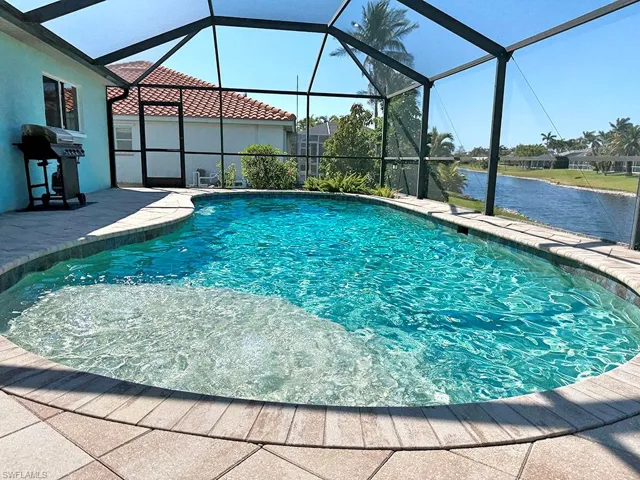 Pool with shallow shelf