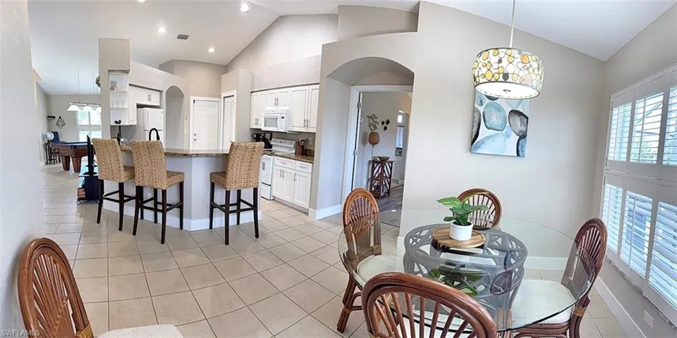 Kitchen & Eat-in Area