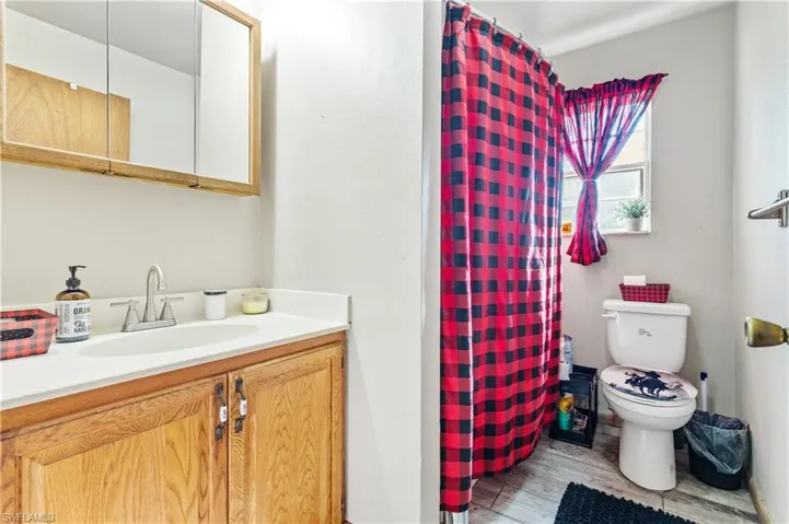 Guest bath with shower/tub combo