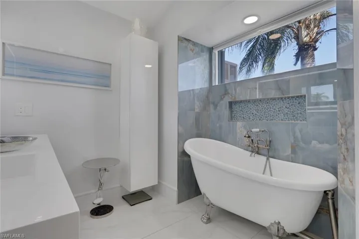 Primary bathroom Soaking tub