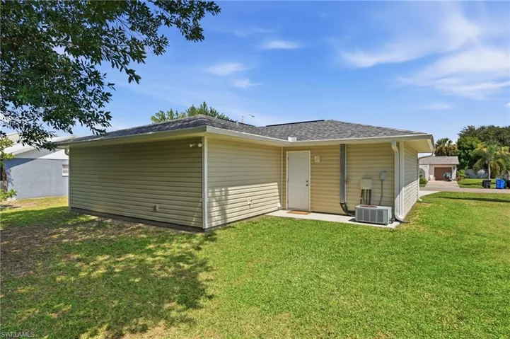 899 Ridgeway Dr, North Fort Myers, Florida 33903
