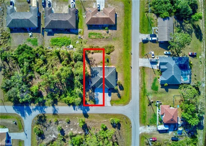 Aerial view of residential area featuring property parcel outlined