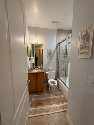 Guest Bathroom w/Tub and Shower