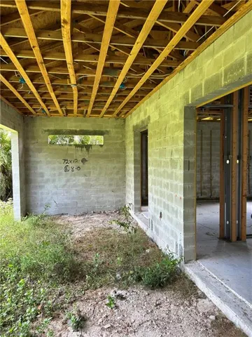 Large Lanai - 22'10" X 13'
