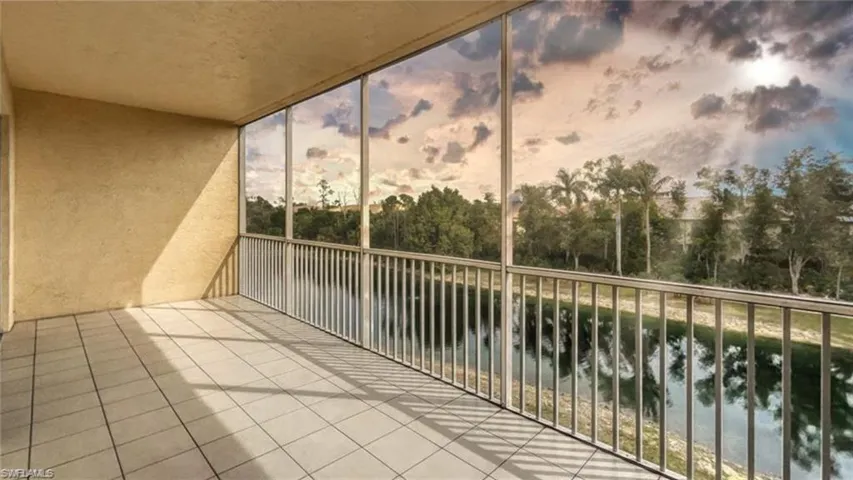 Unfurnished, oversized lanai