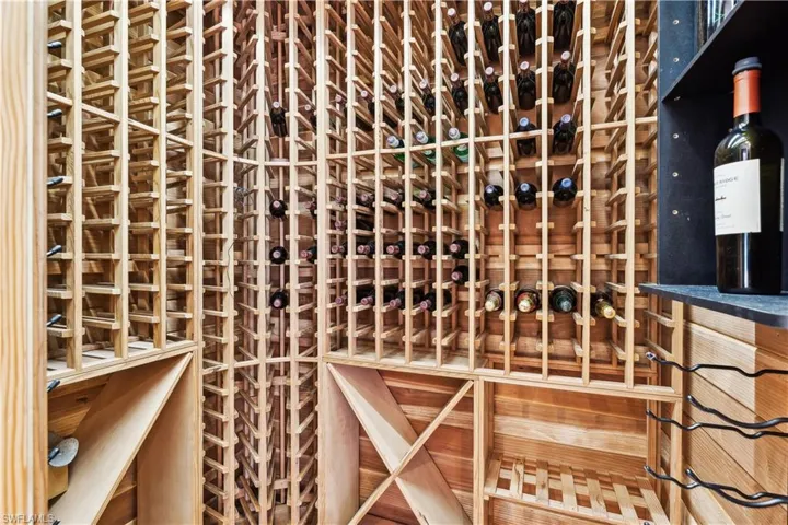 500 bottles walk-in cooler - WiFi controlled
